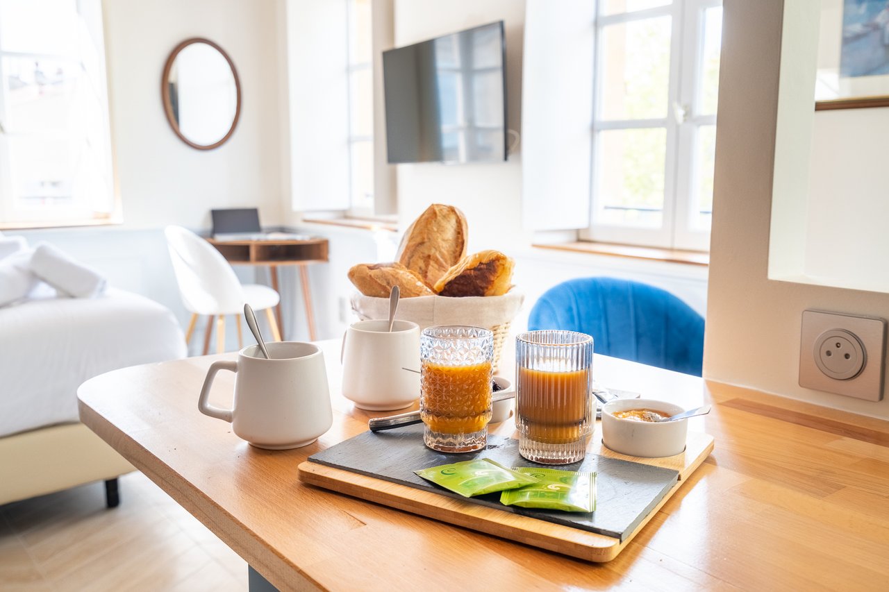 Chambre Deluxe Familiale : plateau de petit-déjeuner dressé dans l'appartement