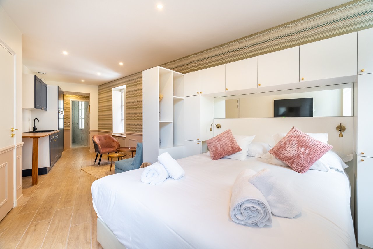 Chambre Deluxe : vue du lit vers la kitchenette