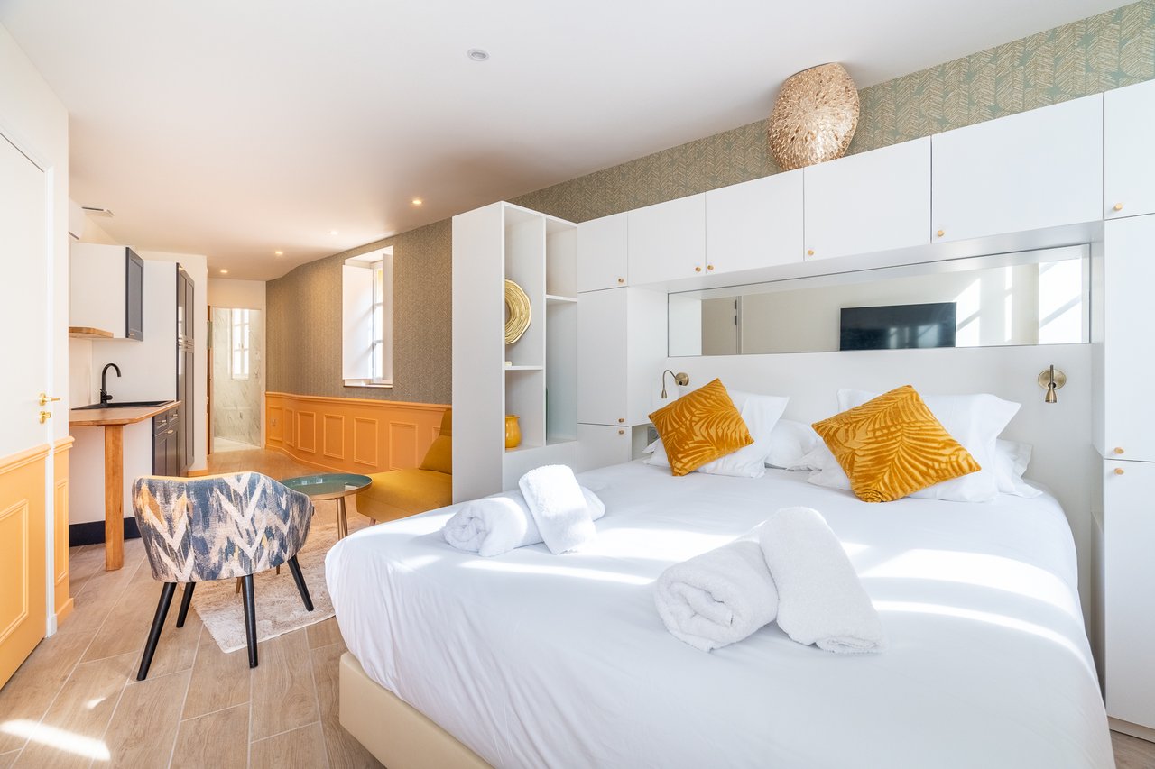 Chambre Deluxe : vue de l'entrée vers le lit et le salon