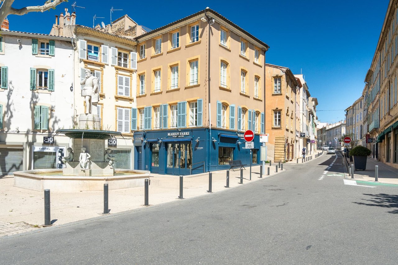 Chambre Deluxe : détail de la salle d'eau et produits d'accueil