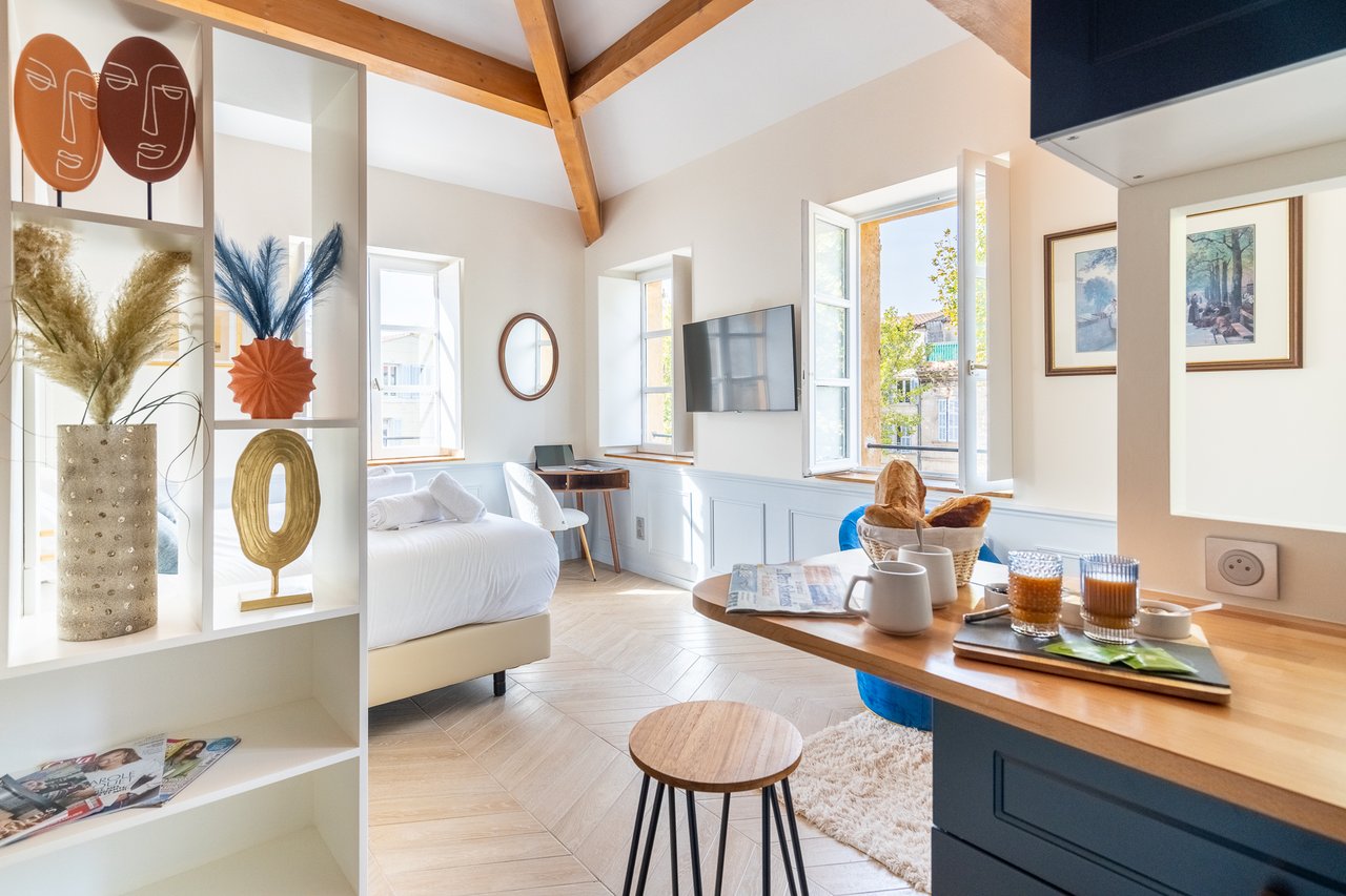 Chambre Deluxe : chambre sous poutres apparentes
