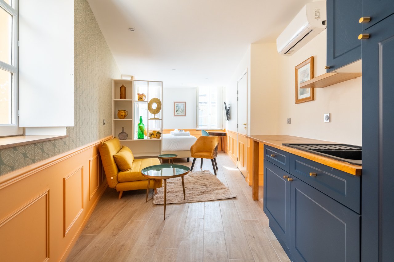 Chambre Deluxe : boiseries ocre