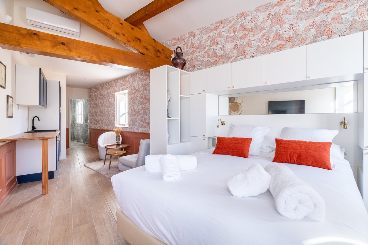 Chambre Deluxe : vue de la kitchenette vers le lit