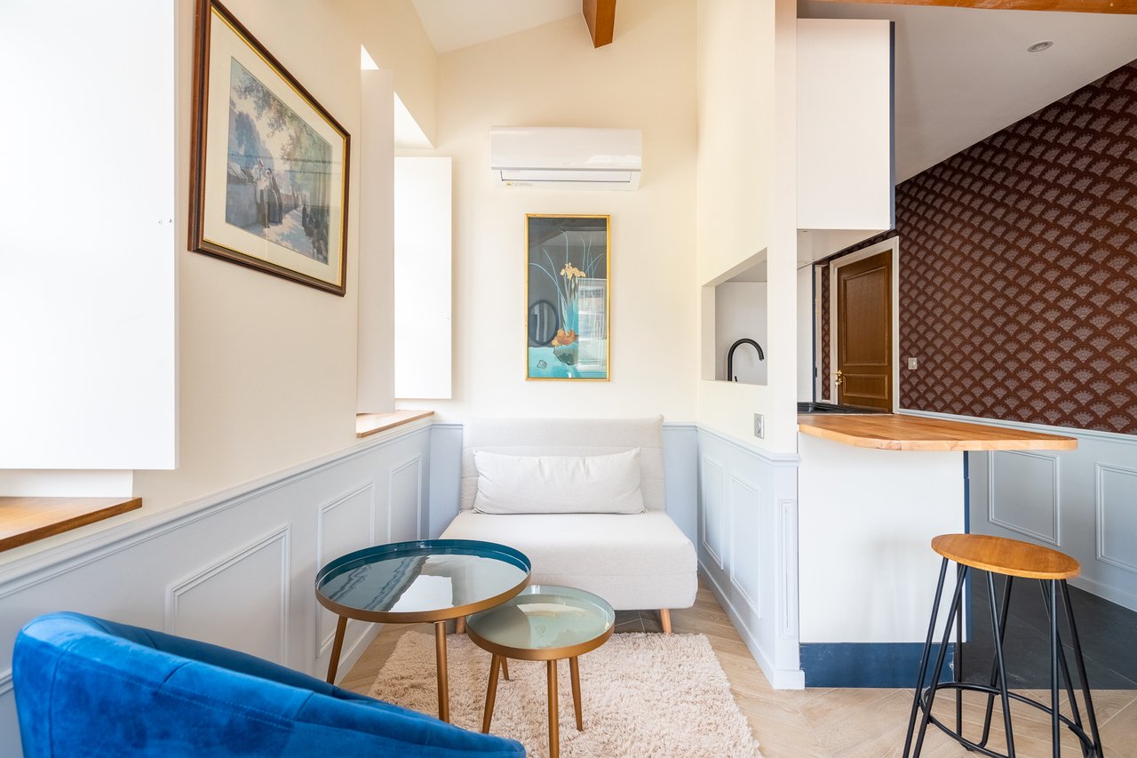 Chambre Deluxe : salon avec canapé et fauteuil bleu