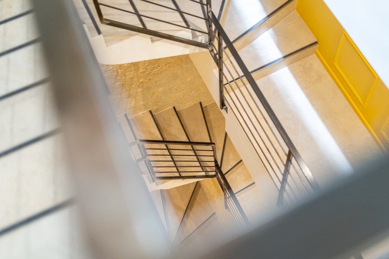 Escalier de pierre d'origine menant aux chambres